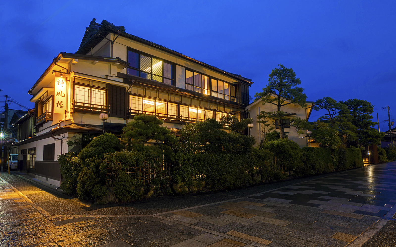 神風楼 — 宮津・一の宮海岸 · 観光船桟橋前に建つ木造三階建て、青の夕暮れに灯る老舗旅館の外観