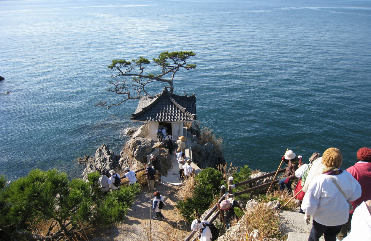 姫島・観音崎 — 黒曜石の岩礁に立つ観音堂と瀬戸内海