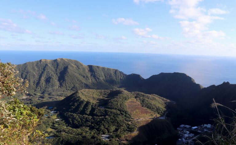 青ヶ島、二重カルデラの絶海に灯る宿を一軒で読む——八丈島から連絡船とヘリで、178人の島の民宿かいゆう丸