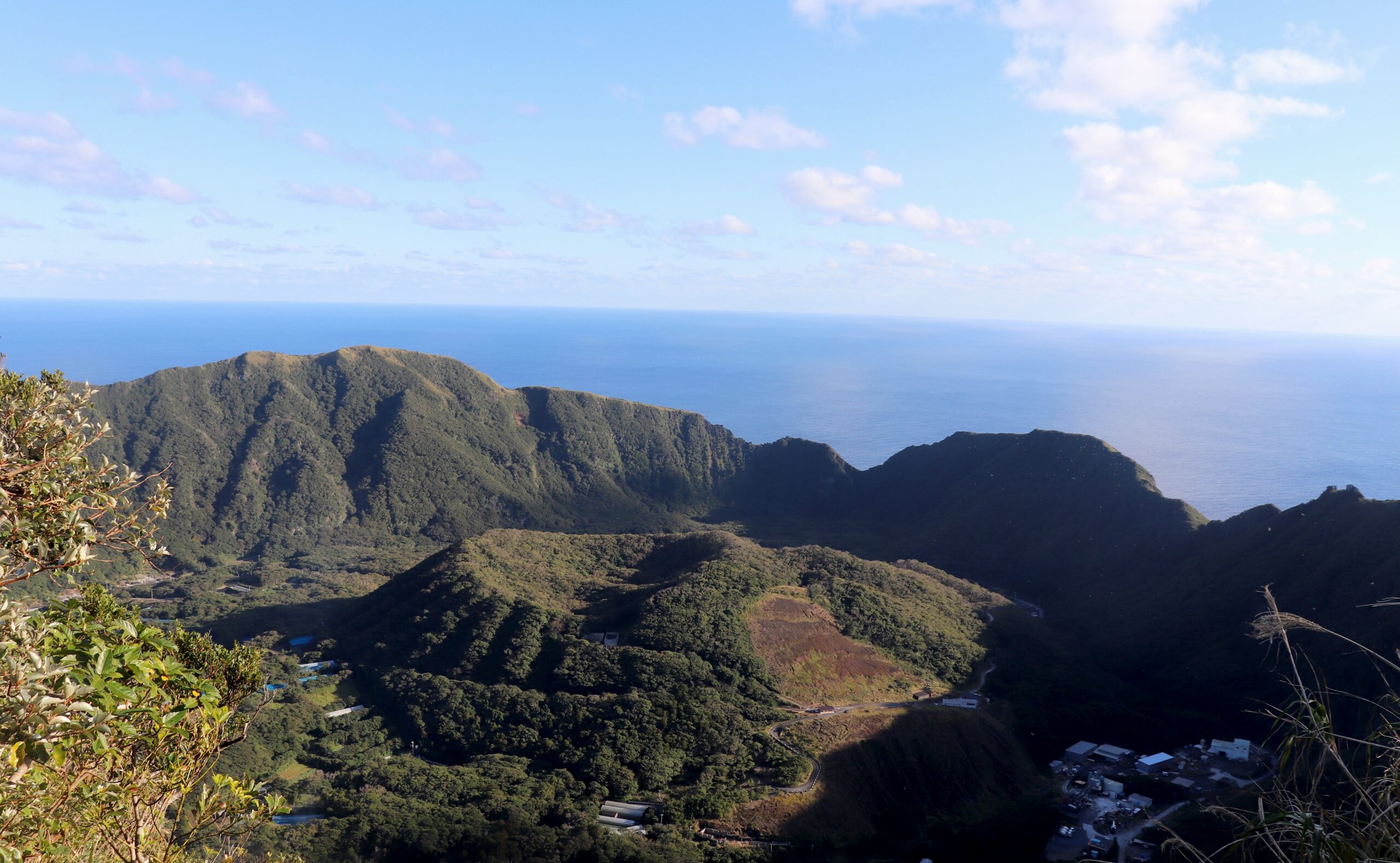 民宿かいゆう丸 — 東京都青ヶ島村 · 外輪山から望む二重カルデラと内輪山・丸山、外洋に囲まれた火山地形