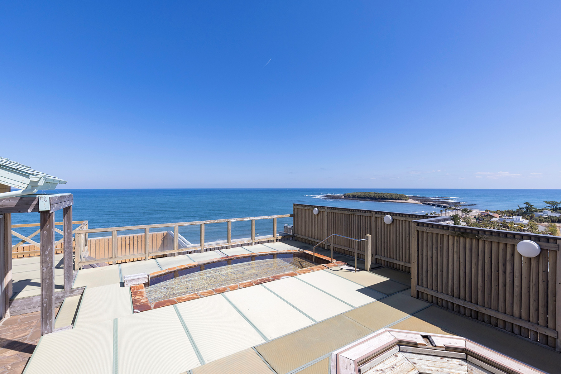 青島グランドホテル — 宮崎市青島 · 日向灘と青島を望む屋上露天風呂「輝潮」