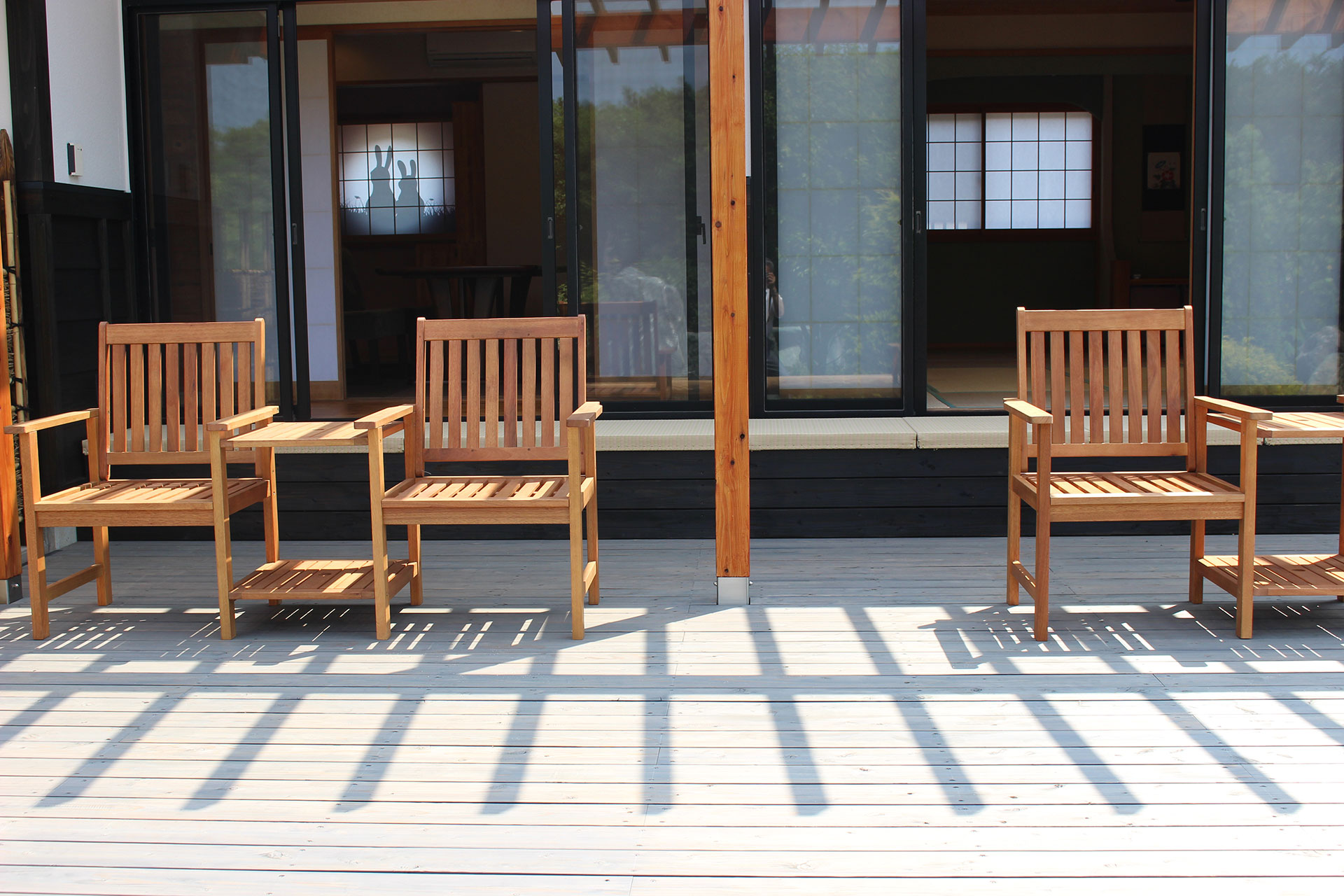 別邸えん 館山 — 平砂浦海岸に近い千坪の敷地に建つ一棟貸切の日本家屋とウッドデッキ