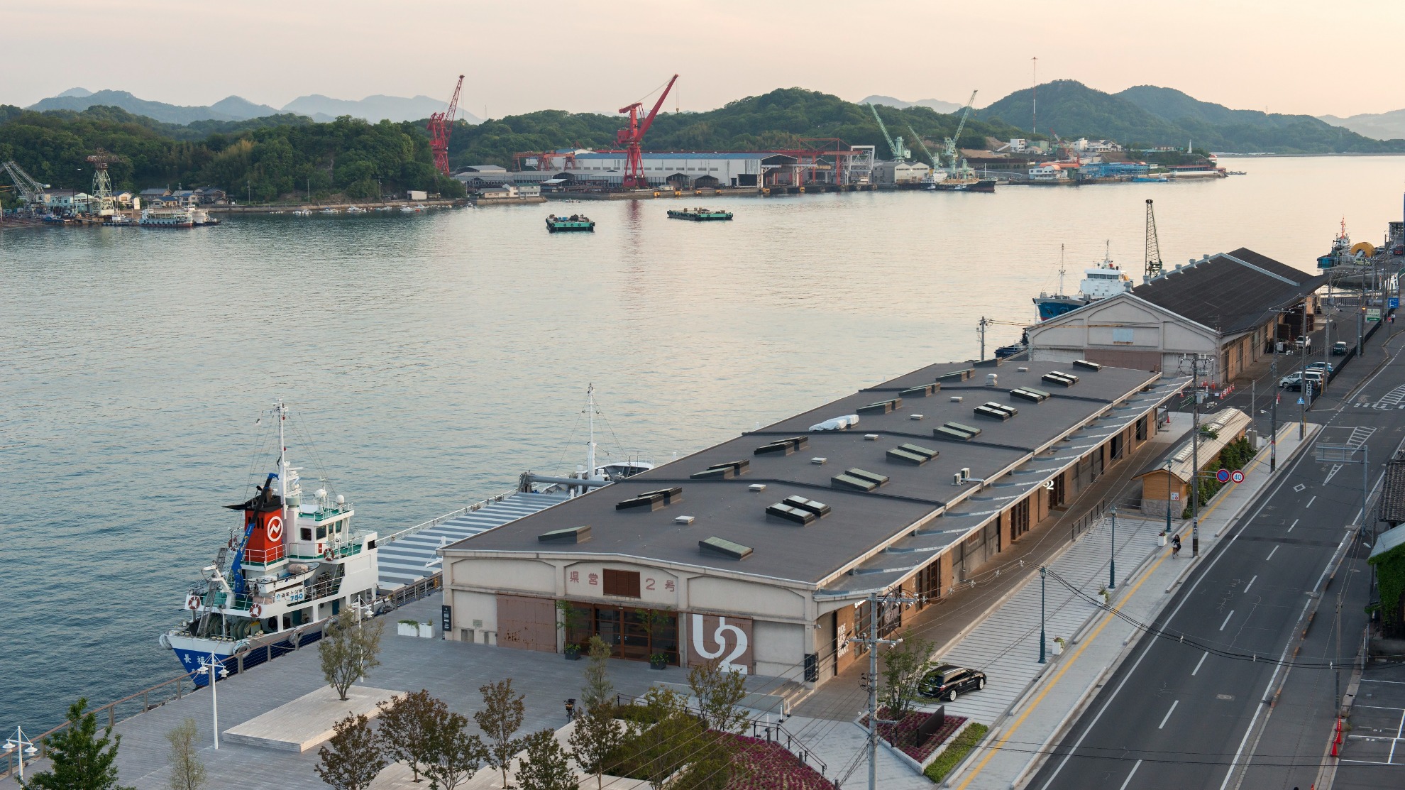 HOTEL CYCLE（ONOMICHI U2） — 尾道・尾道港 · 海運倉庫を再生した自転車ごと泊まれる複合施設