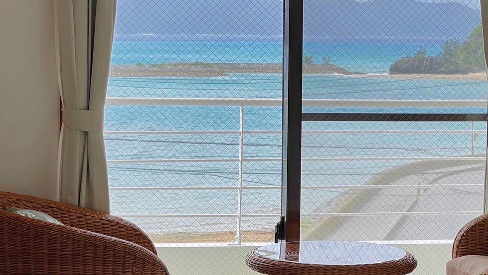Kerama Blue Resort — 沖縄・座間味島 · 客室から望む慶良間の遠浅の海とラタンチェア