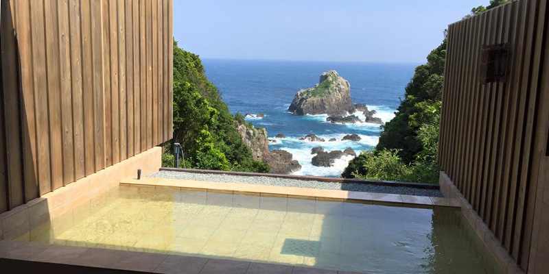 南紀串本リゾート大島 — 和歌山・紀伊大島 · 太平洋の岩礁を望むオーシャンフロントの露天風呂