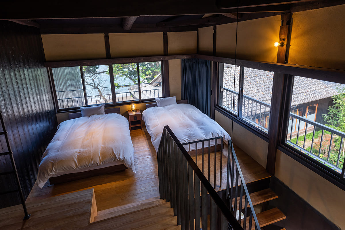 海のオーベルジュ志積 sea-auberge shitsumi — 小浜市志積 · 若狭湾の漁村に建つ改装古民家の客室