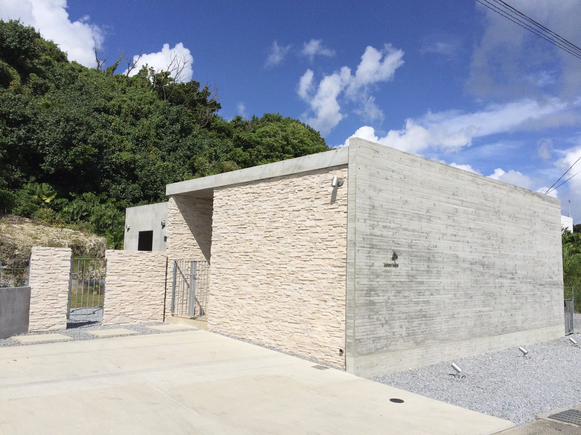 かふーわ南城 — 沖縄県南城市知念安座真 · 琉球石灰岩の石積みとコンクリート打ち放しで構成された一棟貸しの外観