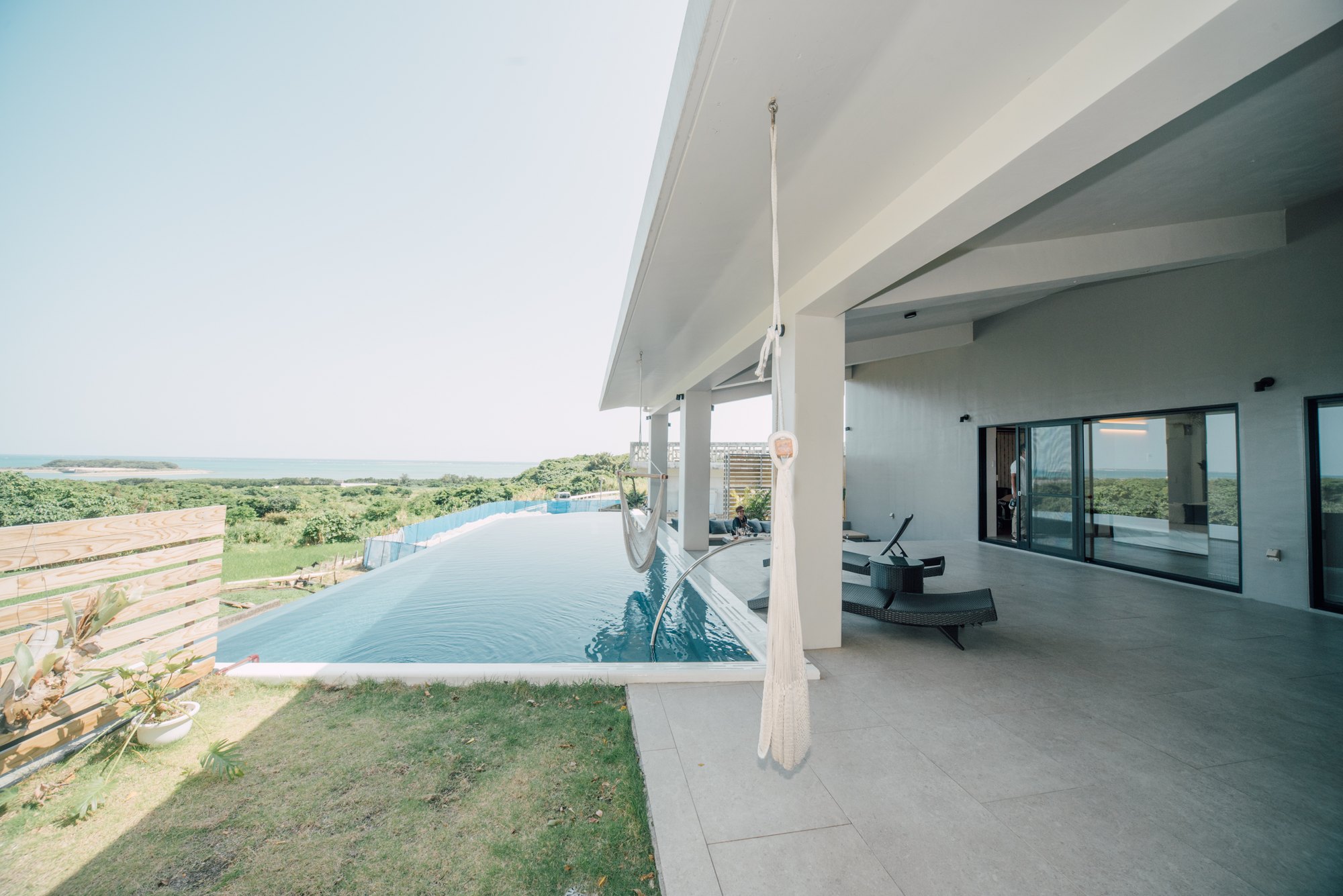 MARINX POOLVILLA NAKANDAKARI — 沖縄県南城市玉城仲村渠 · 畑の尾根に置かれたインフィニティプールと水平線