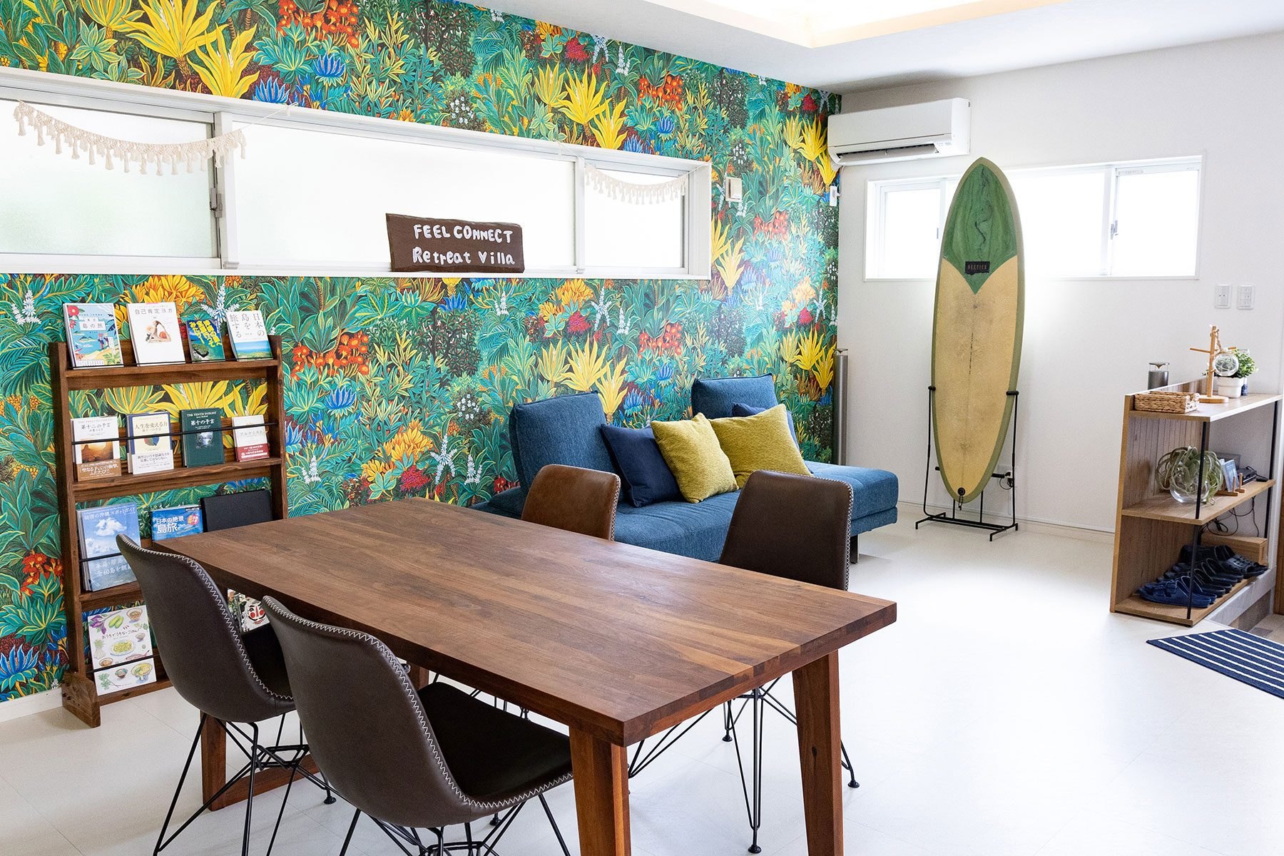 FEEL CONNECT Retreat Villa — 沖縄県南城市知念久手堅 · 平屋一棟貸しのリビングダイニング、亜熱帯の植物柄の壁面