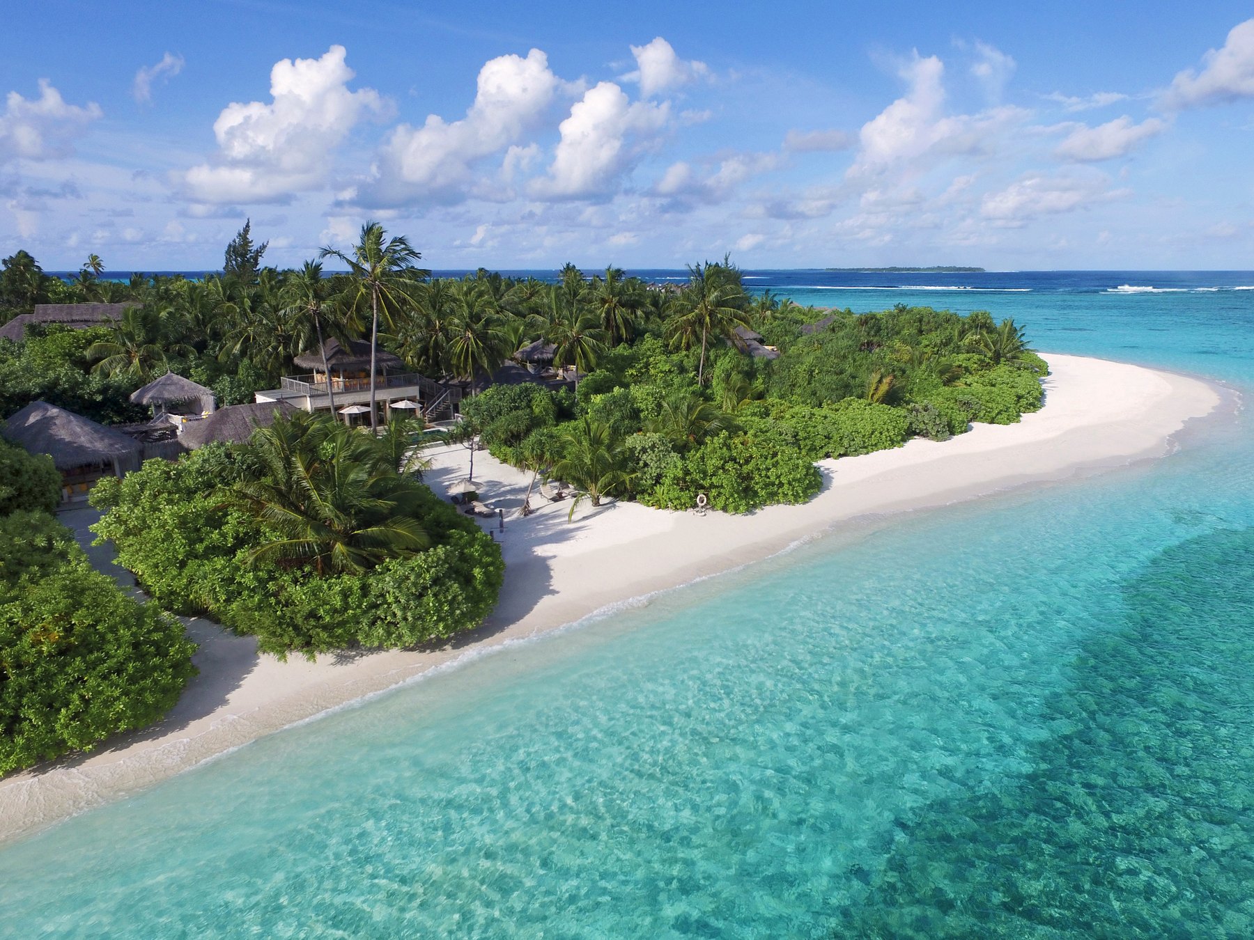 Six Senses Laamu — モルディブ・ラーム環礁 · 白砂の岬とインディゴの礁湖を空から望むヴィラの俯瞰