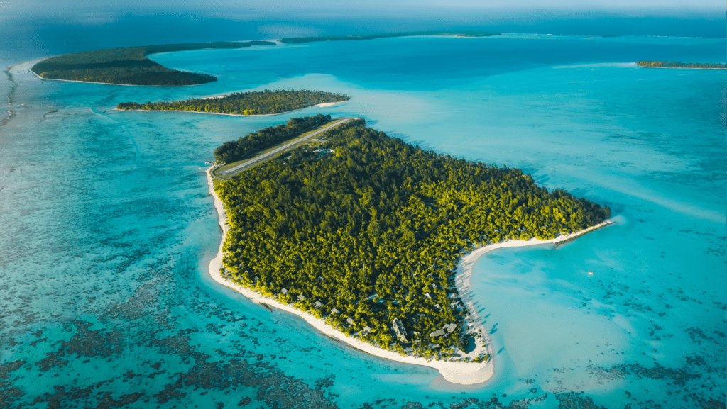 The Brando — 仏領ポリネシア・テティアロア環礁 · 緑の島に伸びる滑走路とターコイズの礁湖の空撮