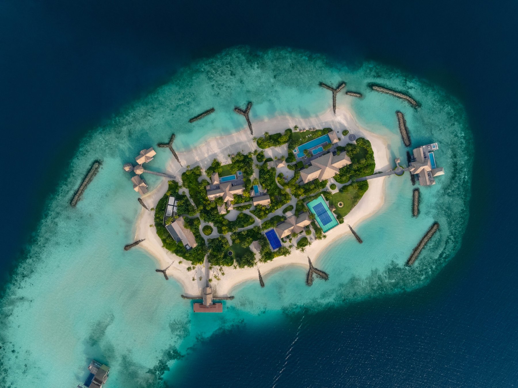 Waldorf Astoria Maldives Ithaafushi — モルディブ・南マーレ環礁 · サンゴ礁に囲まれたプライベートアイランドの空撮
