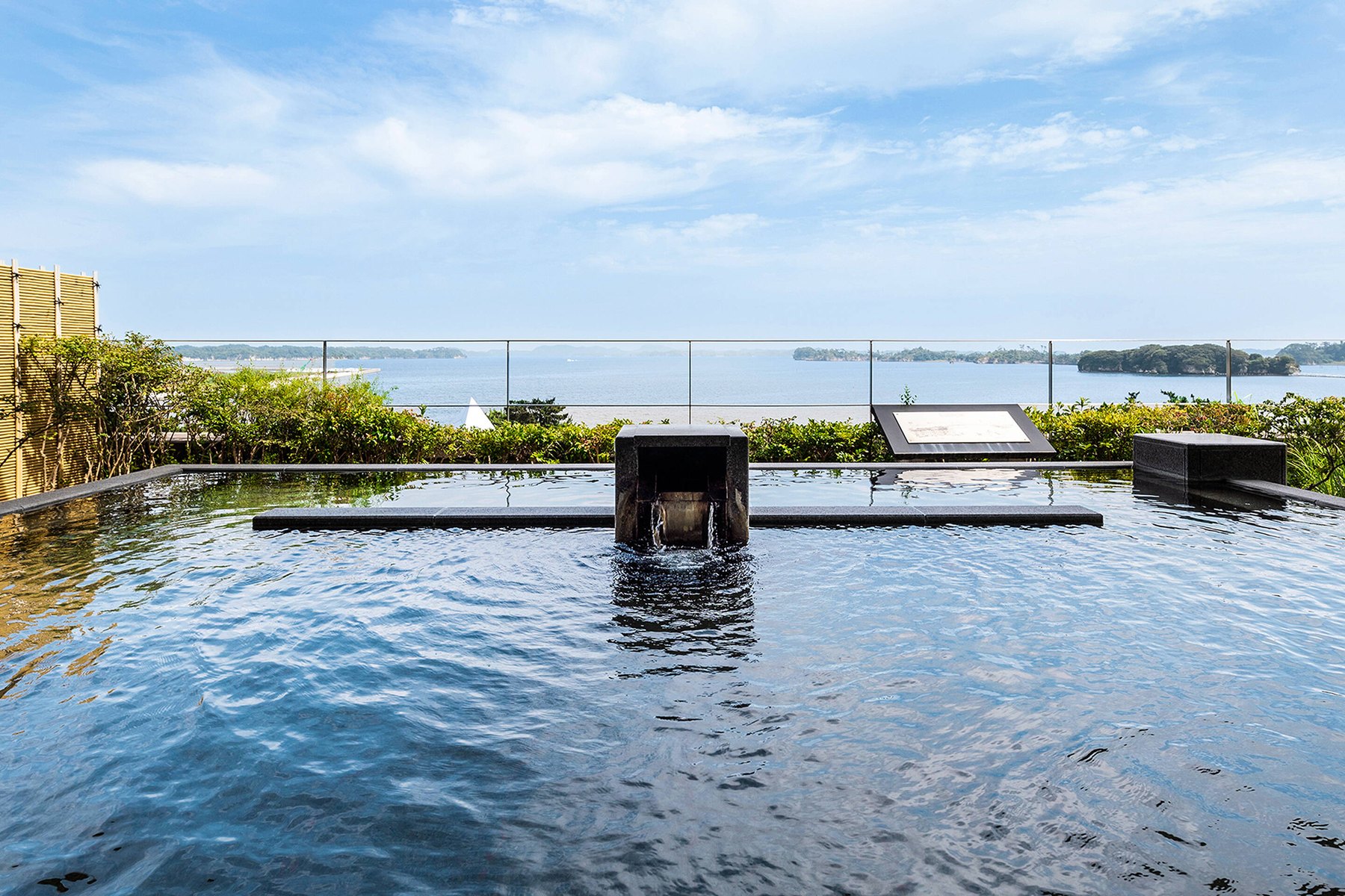 松島一の坊 — 宮城県松島町 · 最上階の展望露天風呂から松島湾の島影を望む