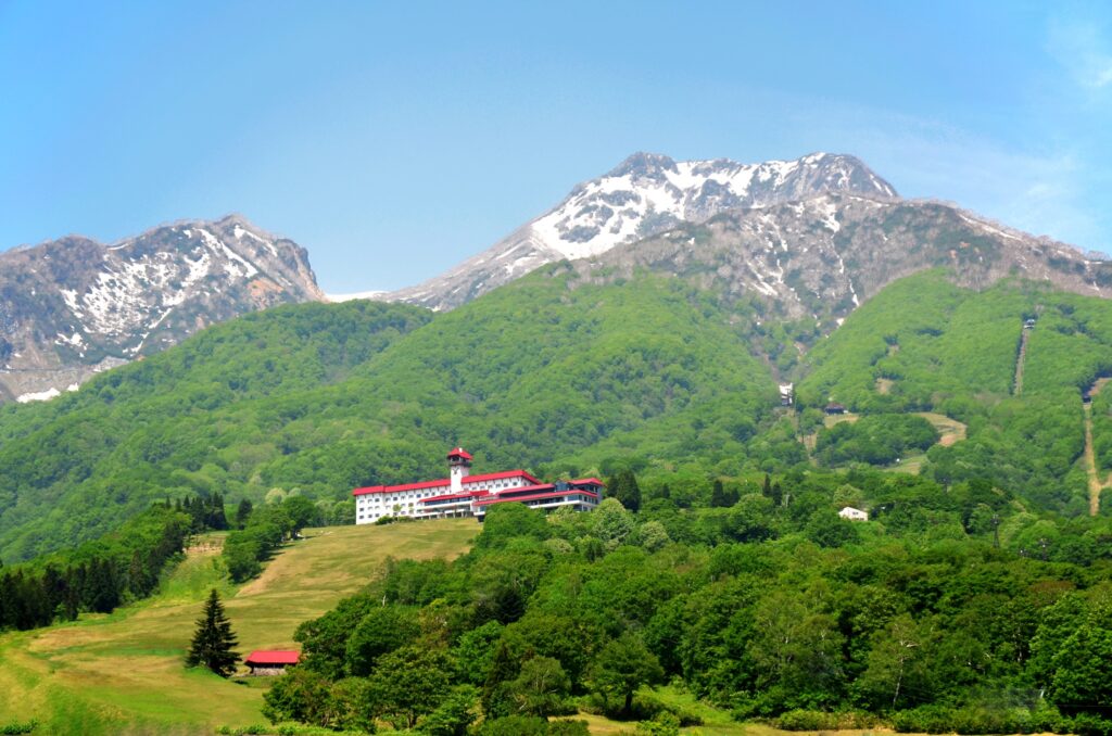 赤倉観光ホテル 標高1000mの尾根と残雪の妙高山