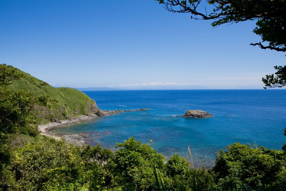 民宿 松太屋 — 粟島・内浦 · 周囲23kmの離島、磯魚と海藻の膳を出す家族経営の島宿