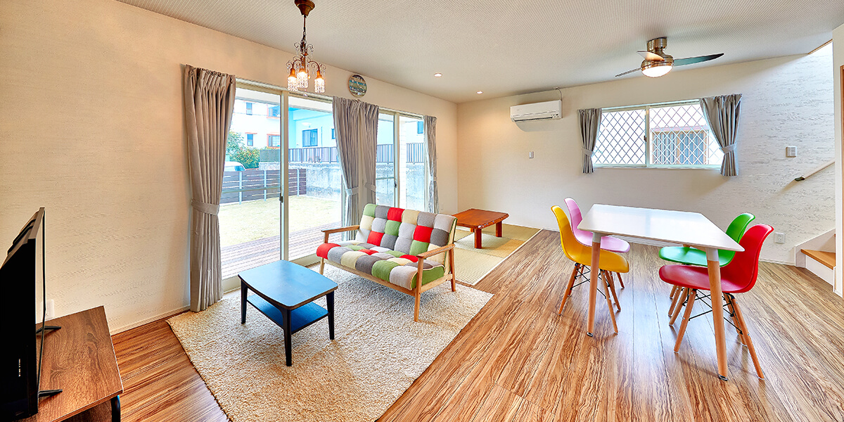PRIVATE VILLA ESPACIO ONNA — 恩納村名嘉真 · 芝の庭に開く明るいリビングダイニングの一棟貸しヴィラ
