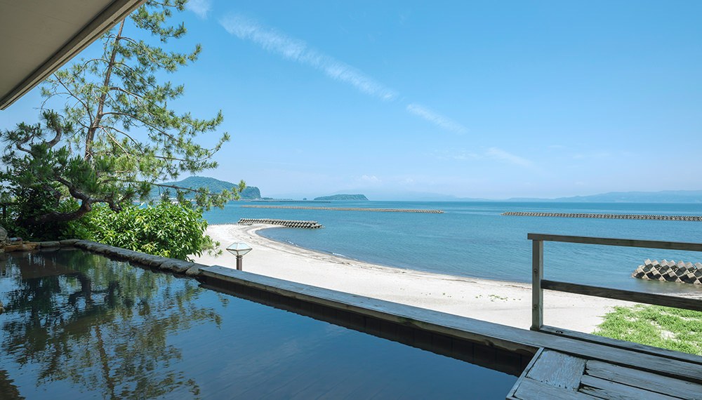 吟松 — 指宿・湯の浜 · 最上階の天空野天風呂から望む錦江湾と知林ヶ島、眼下の白い砂浜