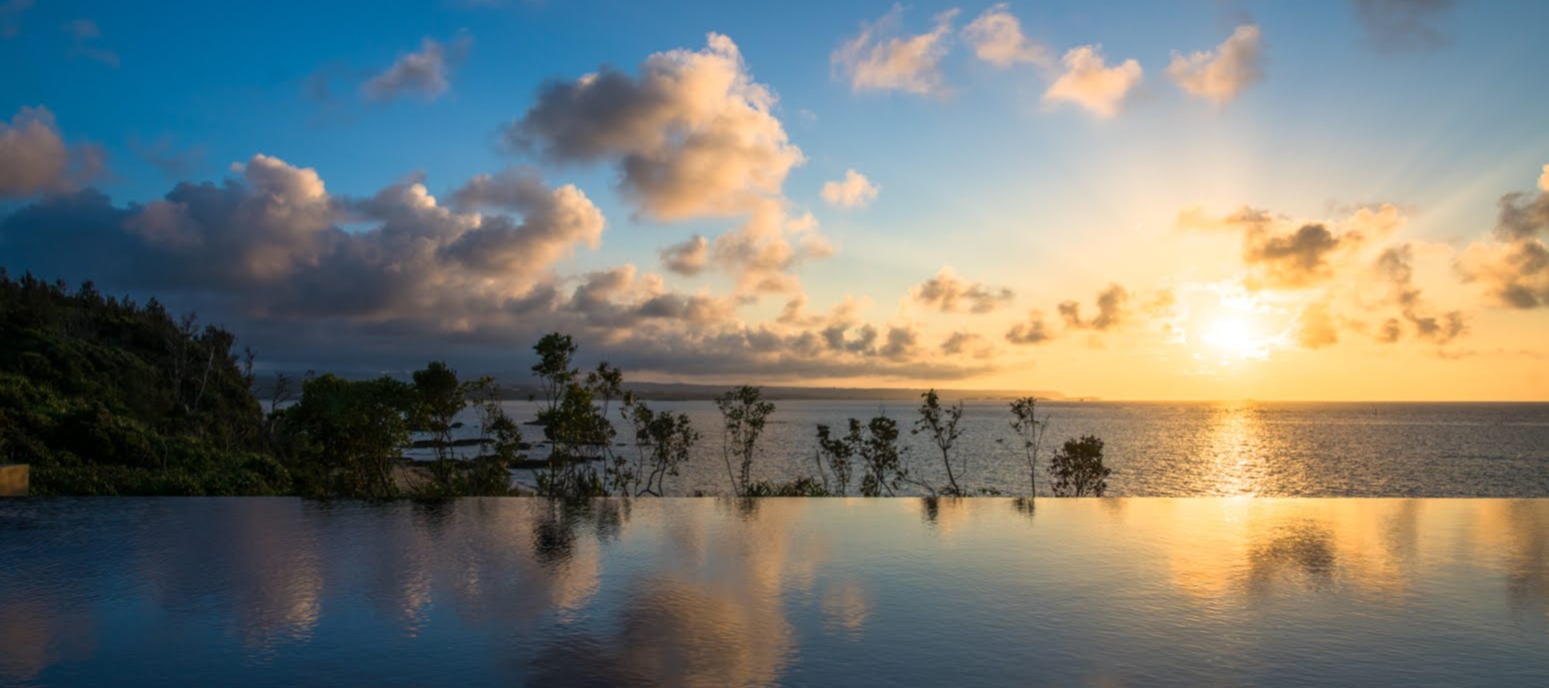 THE HIRAMATSU 宜野座 — 沖縄本島東海岸 · 東シナ海に沈む夕陽とインフィニティプール