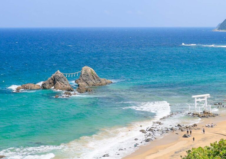 玄界灘の渚と古墳が同じ砂丘に並ぶ——糸島、福岡市から車で40分の海岸線に開いた小規模リゾート5軒