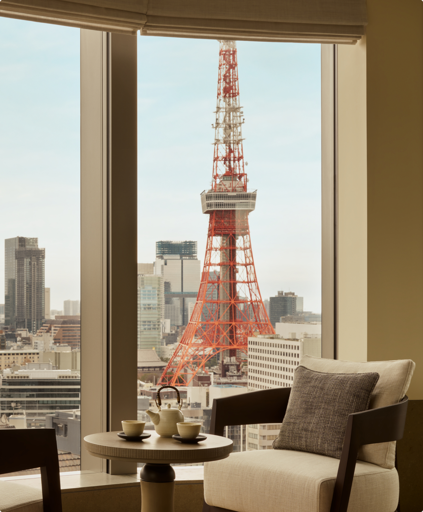 ジャヌ東京 — 東京・麻布台ヒルズ · Aman の妹ブランド Janu 世界第一号、2024年開業の122室