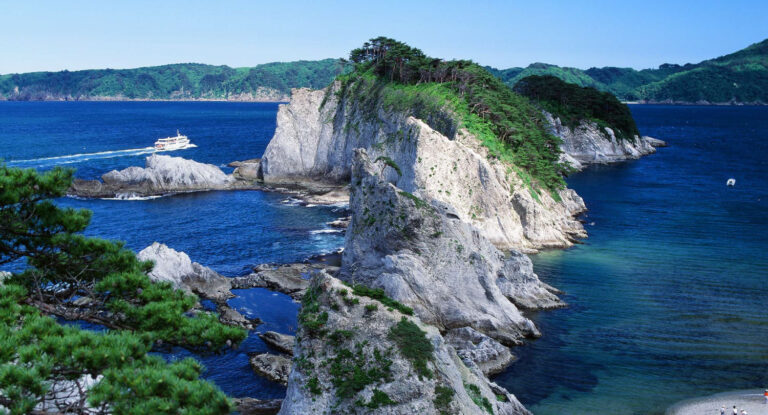 三度目の訪日で台湾の旅人が『東北の渚』を選び始めた夏——九割がリピーターの島の客が、定番を外れて海へ向かう話