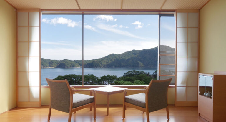 アルプスの夏を離れて、日本の渚を歩く——長い散歩を目的地に据えた海岸線の宿、三軒