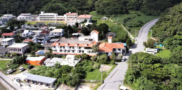 ケラマブルーと名づけられた透明度が礁湖を満たす——座間味・阿嘉・渡嘉敷、慶良間諸島の小規模宿を地図で読む5軒