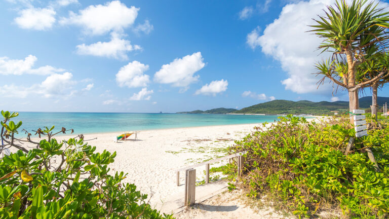東洋一と呼ばれる白砂の弧が礁湖の沖に浮かぶ——沖縄・久米島、はての浜に正対した海前宿を地図で読む5軒