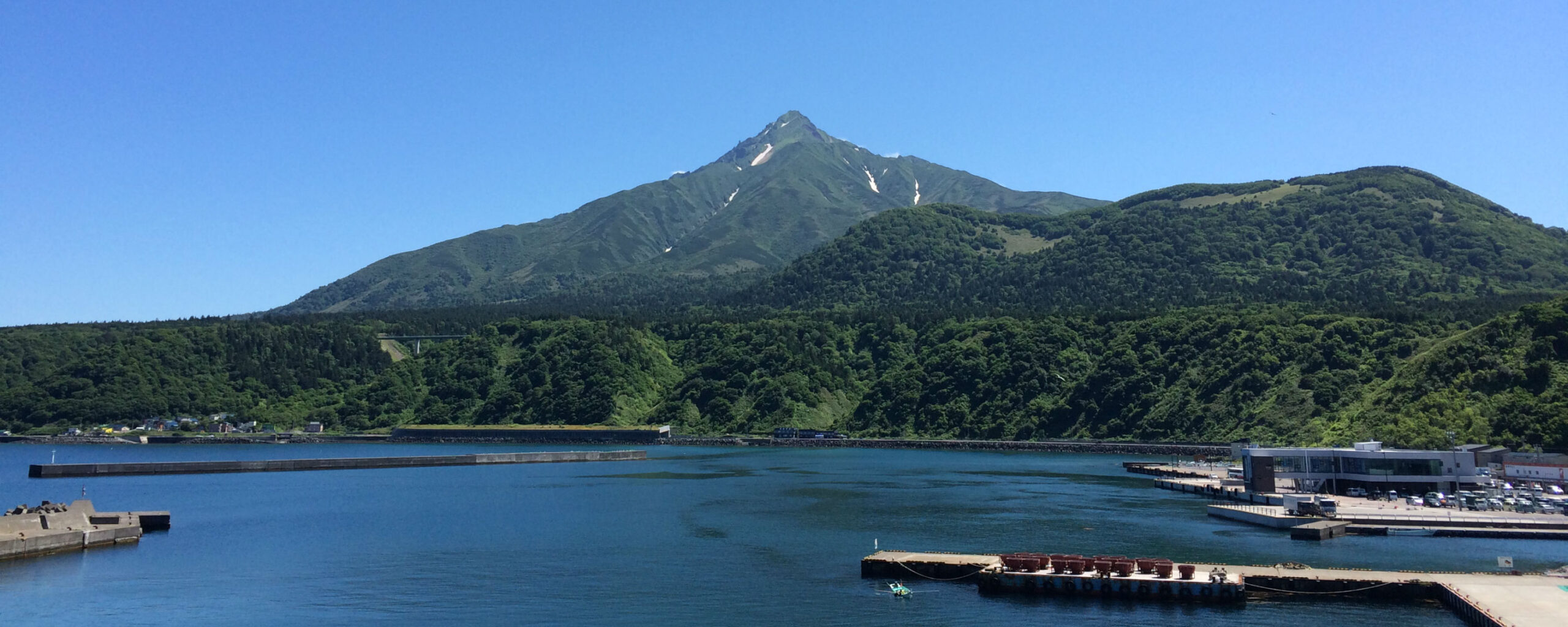 利尻マリンホテル — 利尻富士町鴛泊 · 鴛泊港越しに夏の利尻富士を望む海の眺め