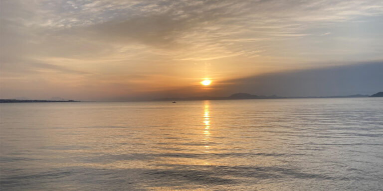 有明海の朝、干潟が海になるまでを客室で待つ一軒——長崎・南島原「原城温泉 真砂」を1軒で読む