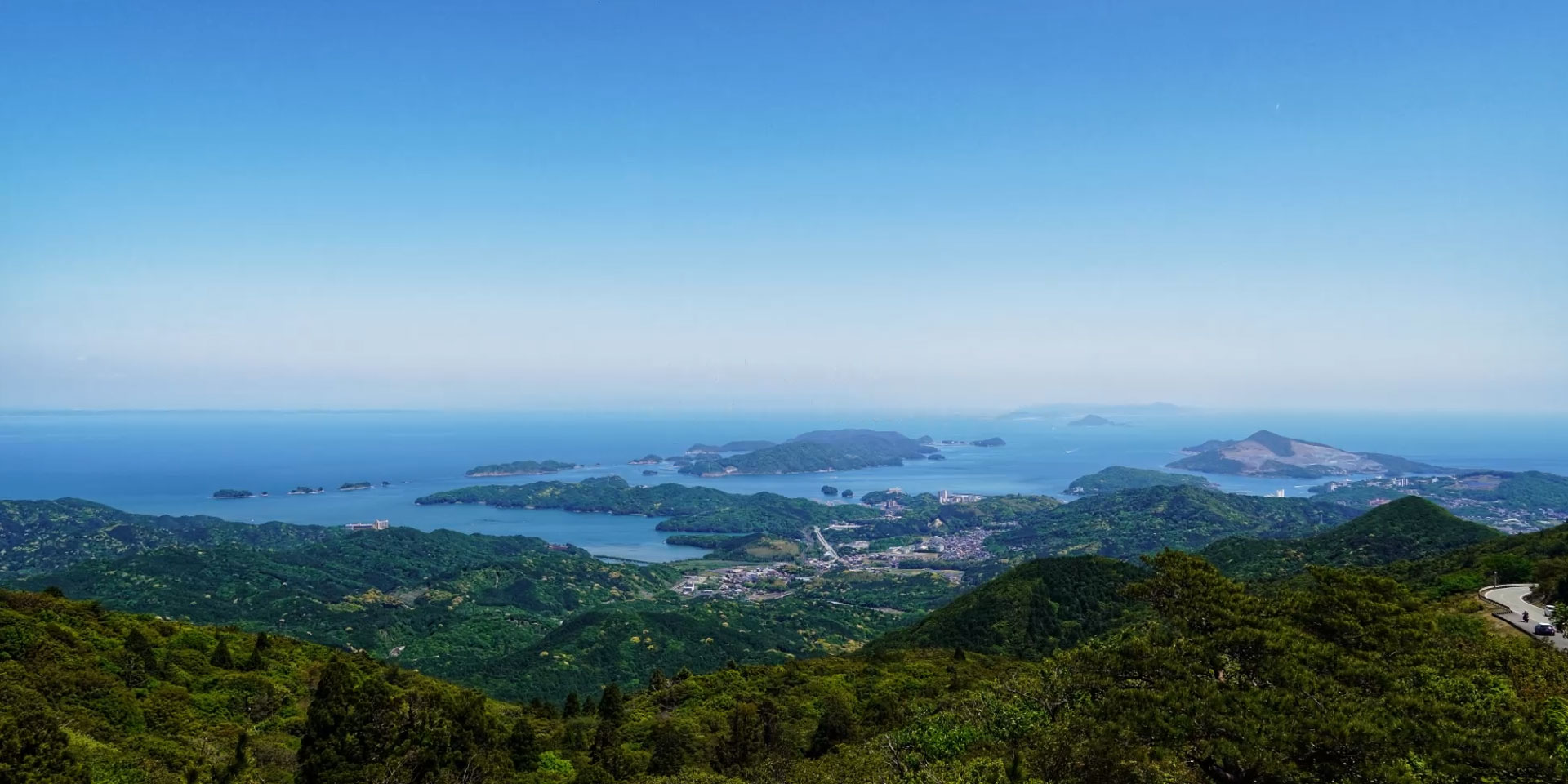 波音の宿 中村屋 — 鳥羽・答志島 · 高台から望む鳥羽湾と真珠の海の島々