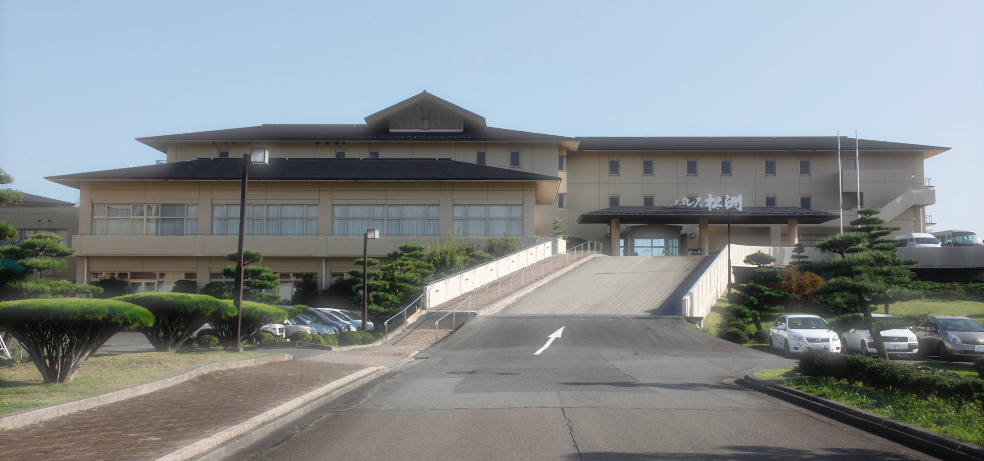 パレス松洲 — 宮城・松島 · 松島湾の岸辺に建つ全室オーシャンビューの小さなリゾート外観
