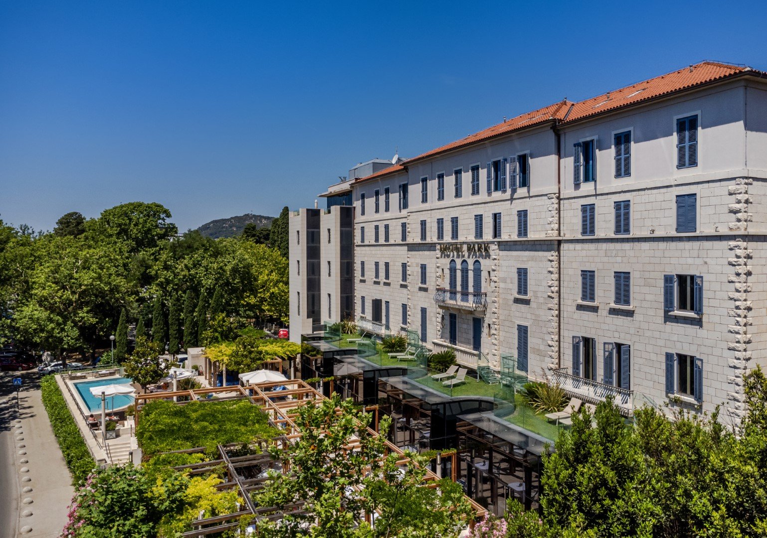 Hotel Park Split — スプリト・バチュヴィツェ · アドリアの浜辺至近に建つアール・デコ様式のシーフロントホテル