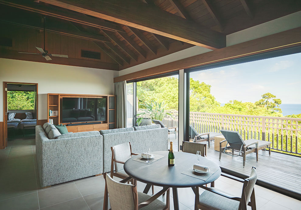 sankara hotel & spa 屋久島 — 屋久島町麦生 · 森に抱かれた高台のヴィラ、海へ開く全面ガラスとデッキ