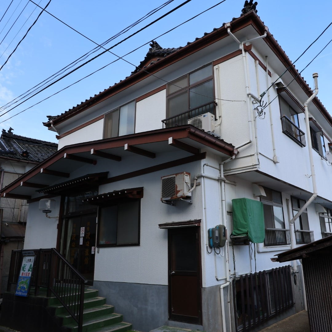 沢口旅館 — 飛島・勝浦 · 本館と別館の二棟からなる山形唯一の離島の旅館