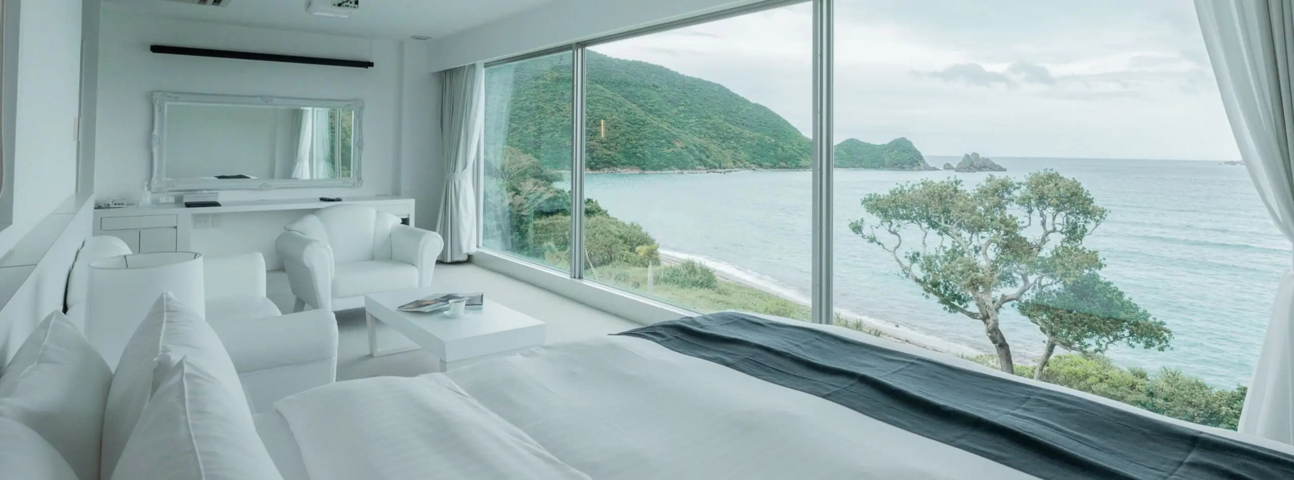 THE SCENE amami spa & resort — 鹿児島県瀬戸内町蘇刈 · 加計呂麻島とヤドリ浜を望む全室オーシャンビューの客室