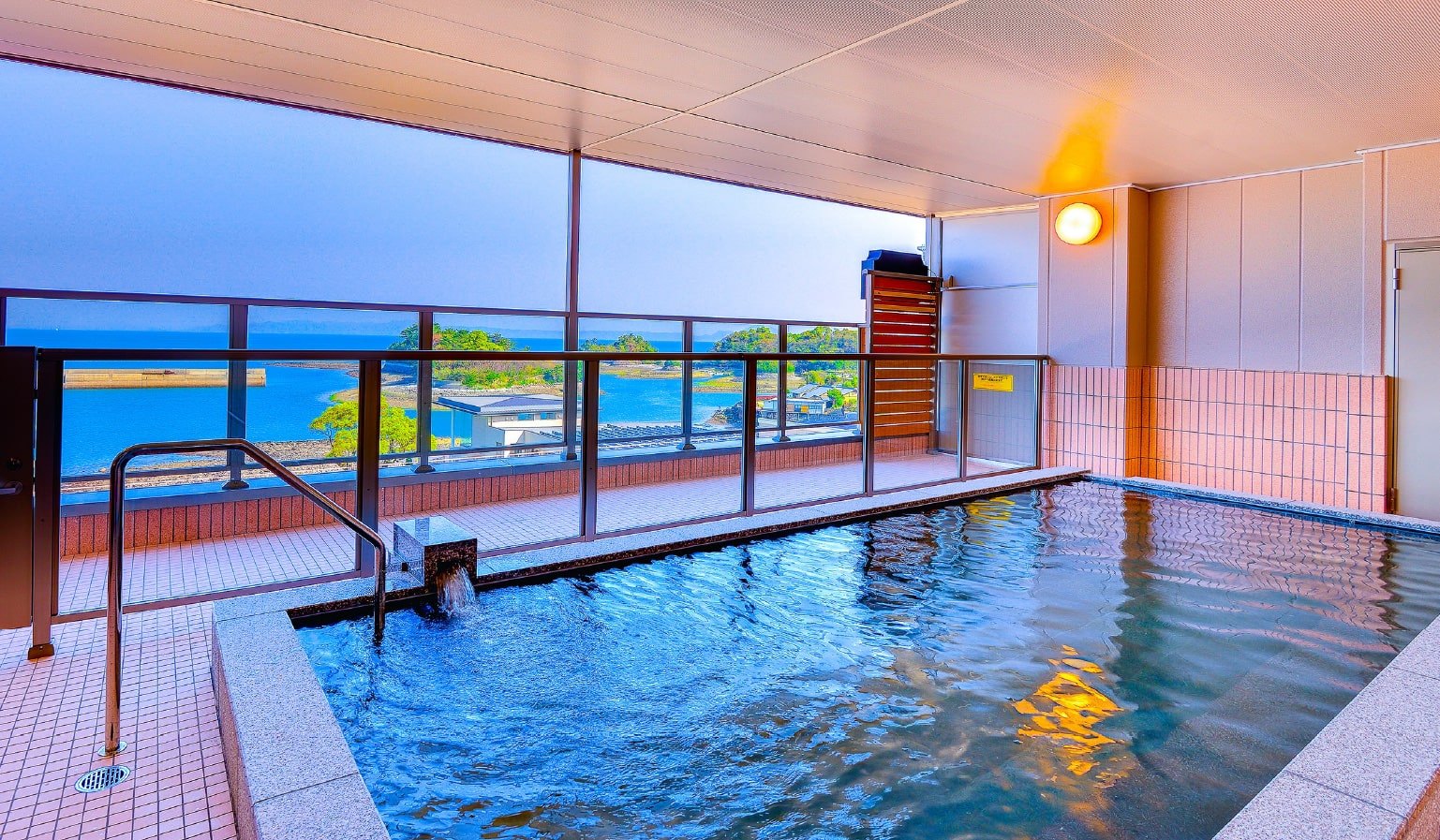HOTELシーサイド島原 — 長崎県島原市新湊 · 有明海に面した展望浴場と対岸に望む熊本の山並み