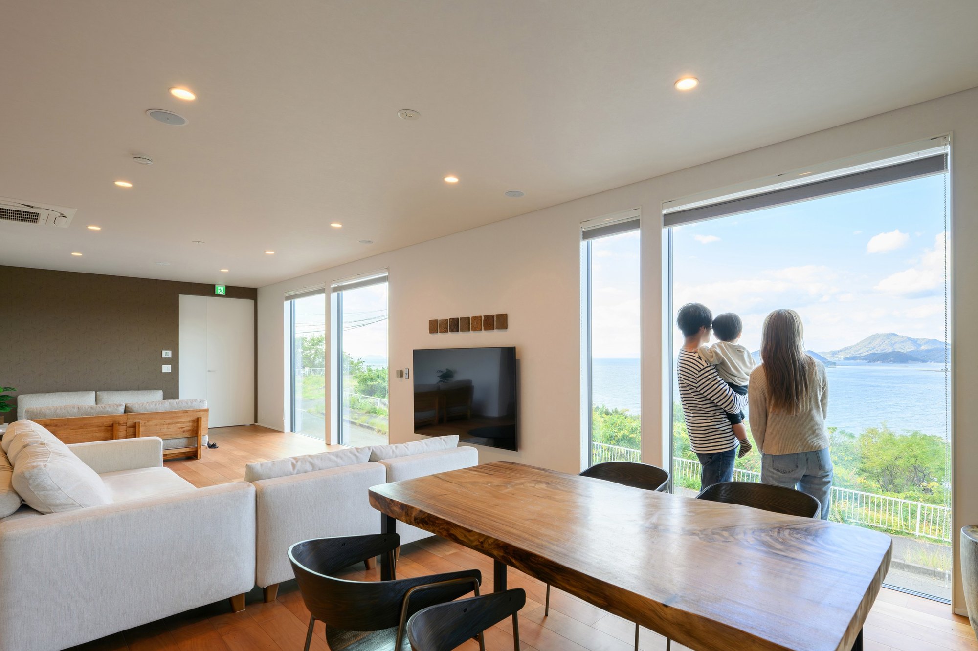 SENJA 父母ヶ浜リゾートヴィラ — 香川県三豊市仁尾町 · 高台のリビングから燧灘と父母ヶ浜方面を望む大開口の一棟貸し