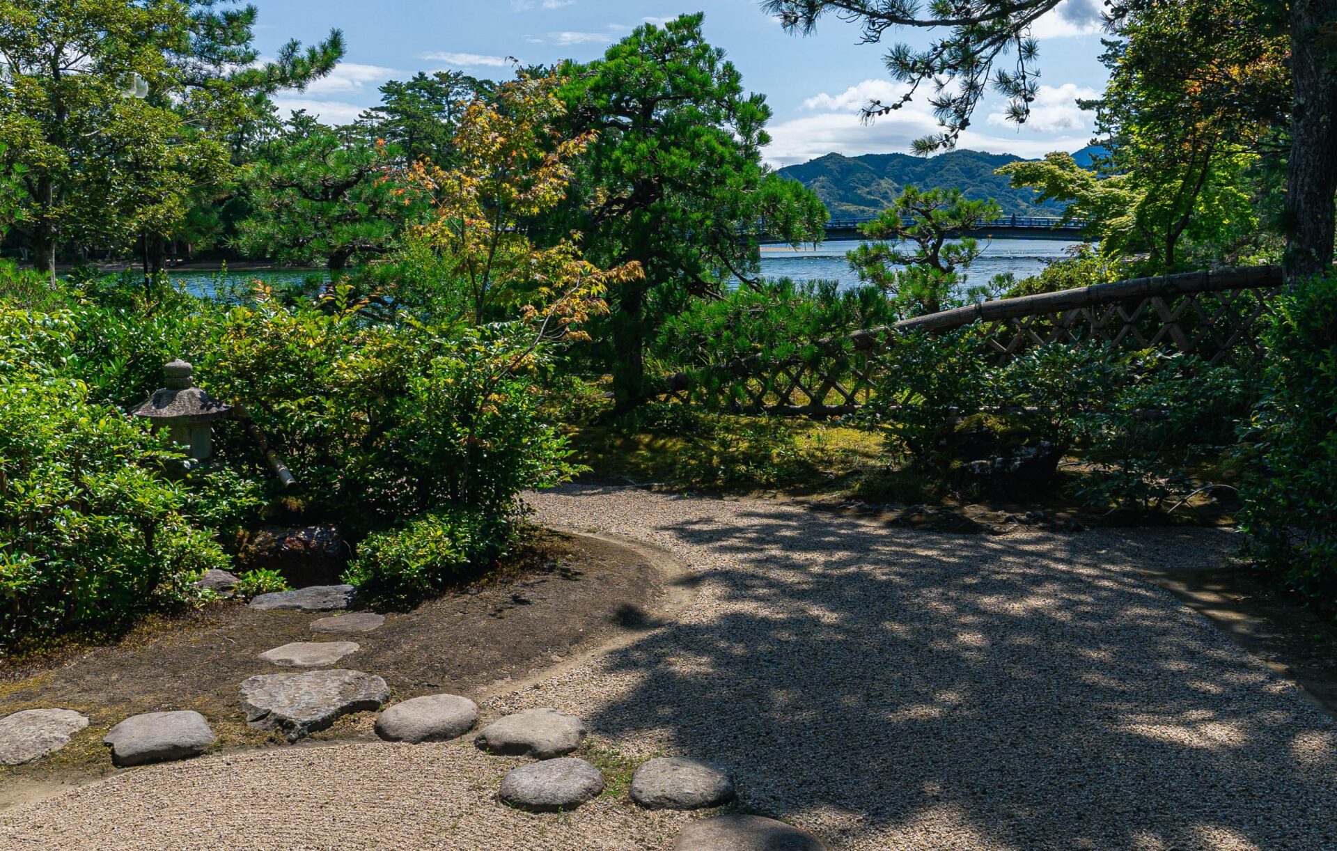 松露亭 — 宮津市文珠 · 天橋立の松並木を望む汀に立つ明治創業の料理旅館