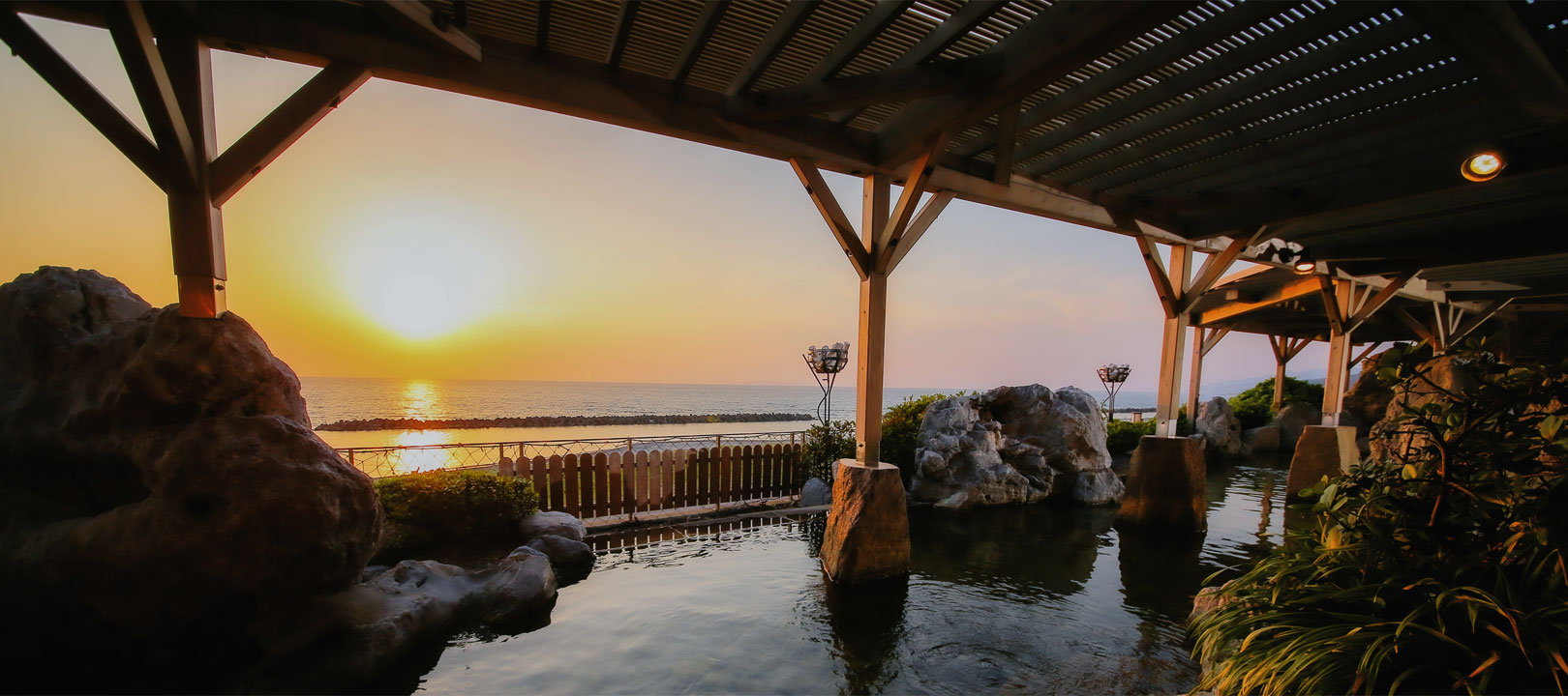 瀬波温泉 大観荘せなみの湯 — 新潟県村上市 · 日本海に面した渚の露天風呂と夕陽
