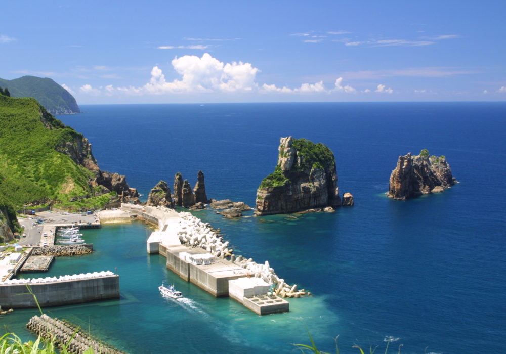 下甑島の断崖と海食崖 · 瀬々野浦周辺の絶壁地形