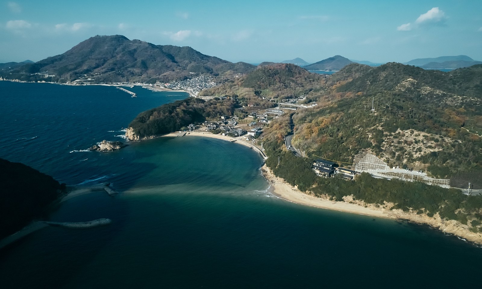 URASHIMA VILLAGE — 香川県三豊市詫間町大浜 · 荘内半島の入江と砂州を上空から望む、無人島へ続く干潟の地形