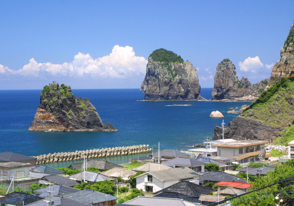 民宿 浦島の窓から望む東シナ海 · 沖に高さ122メートルのナポレオン岩が屹立する