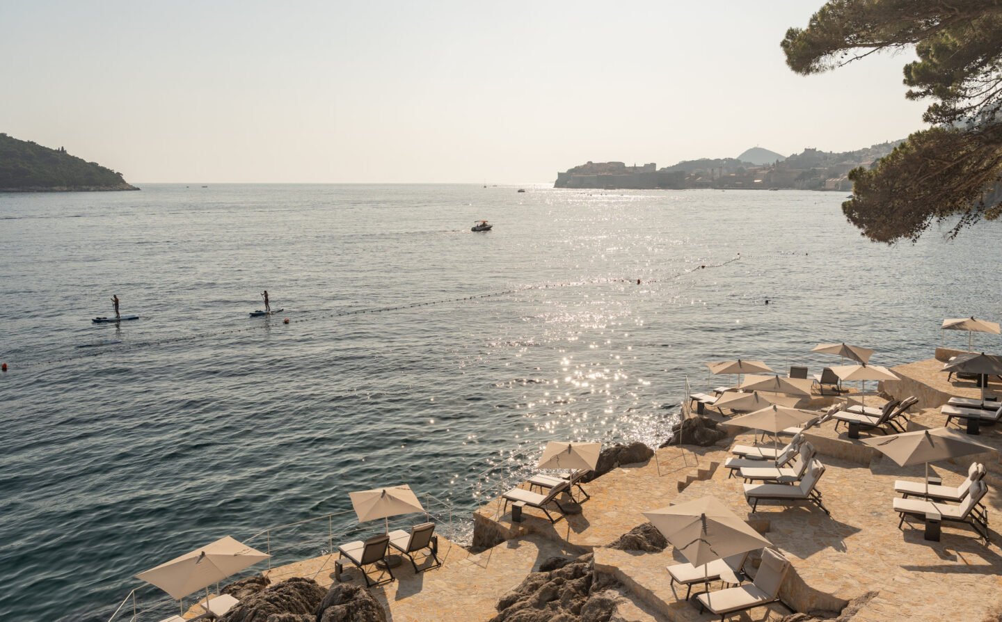 Villa Dubrovnik — ドゥブロヴニク旧市街東 · アドリア海の断崖に建つ全室海向きのブティックホテル、眼下に専用ビーチ