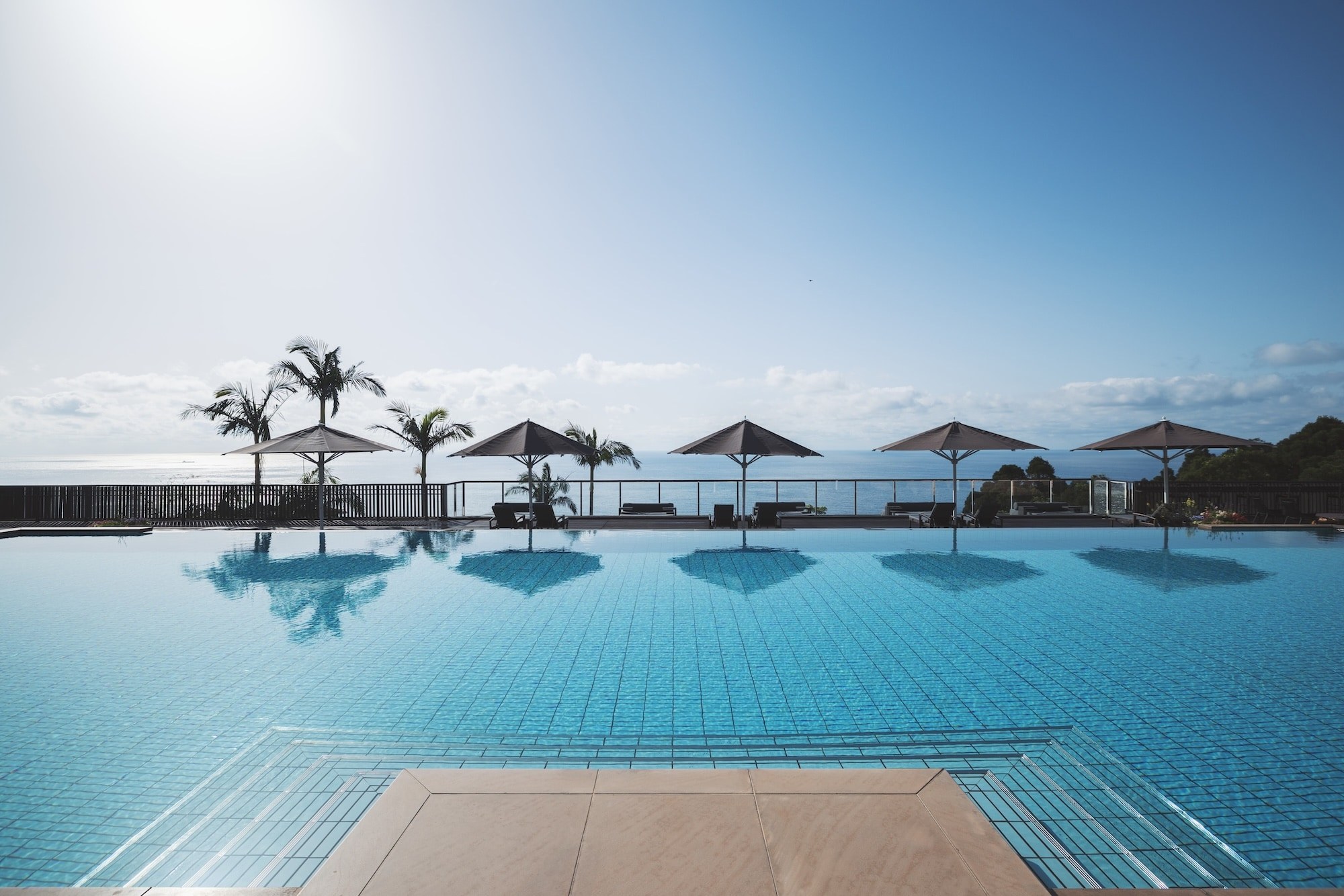 sankara hotel & spa 屋久島 — 屋久島町麦生 · 東シナ海へ途切れる 24m のインフィニティプールと椰子