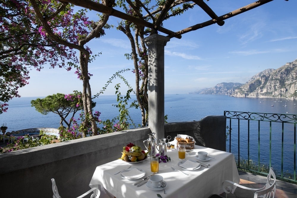 Il San Pietro di Positano — シグネチャールームのテラスとティレニア海の垂直の眺望