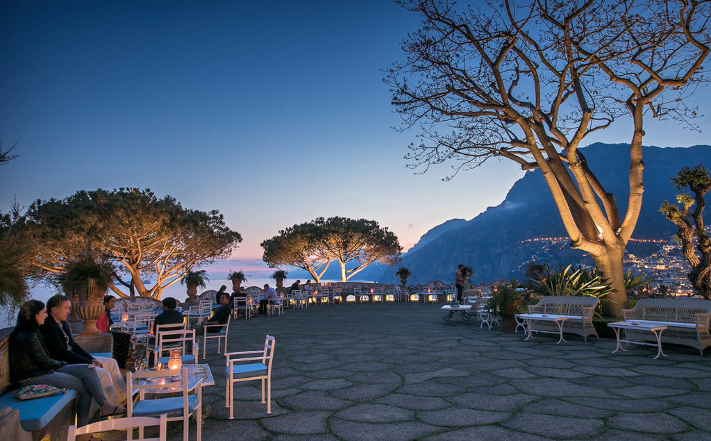 Il San Pietro di Positano — 崖上テラスバーの夕暮れとティレニア海の夕景