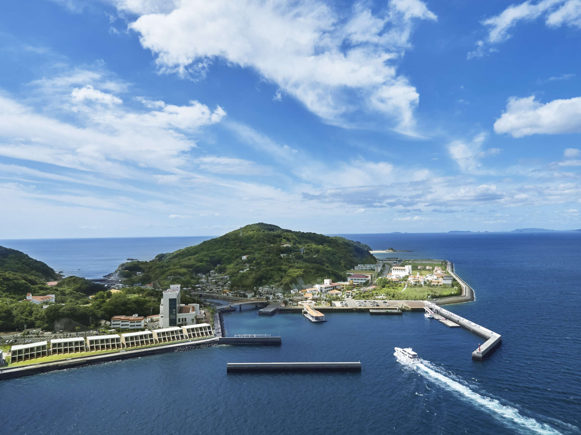 i+Land nagasaki — 長崎市伊王島町 · 島の港と客室棟を空から望む、長崎港から高速船で約20分の伊王島