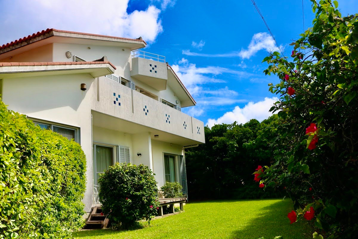 BRANCHES Villa Kabira — 石垣市川平 · 川平湾のほとりに建つ白い2階建ての貸切別荘と芝生の庭