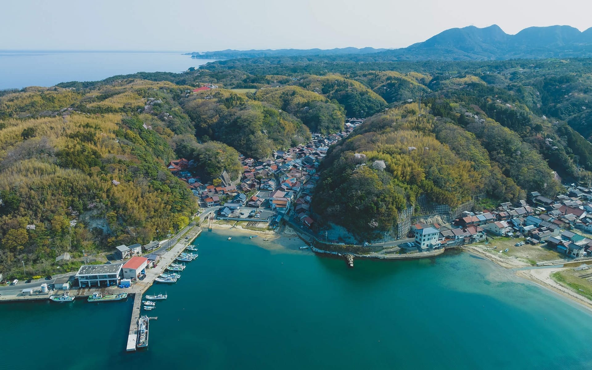 WATOWA — 大田市温泉津町 · 世界遺産の湯町を俯瞰する、港と入江と赤瓦の集落に点在する分散型ホテル